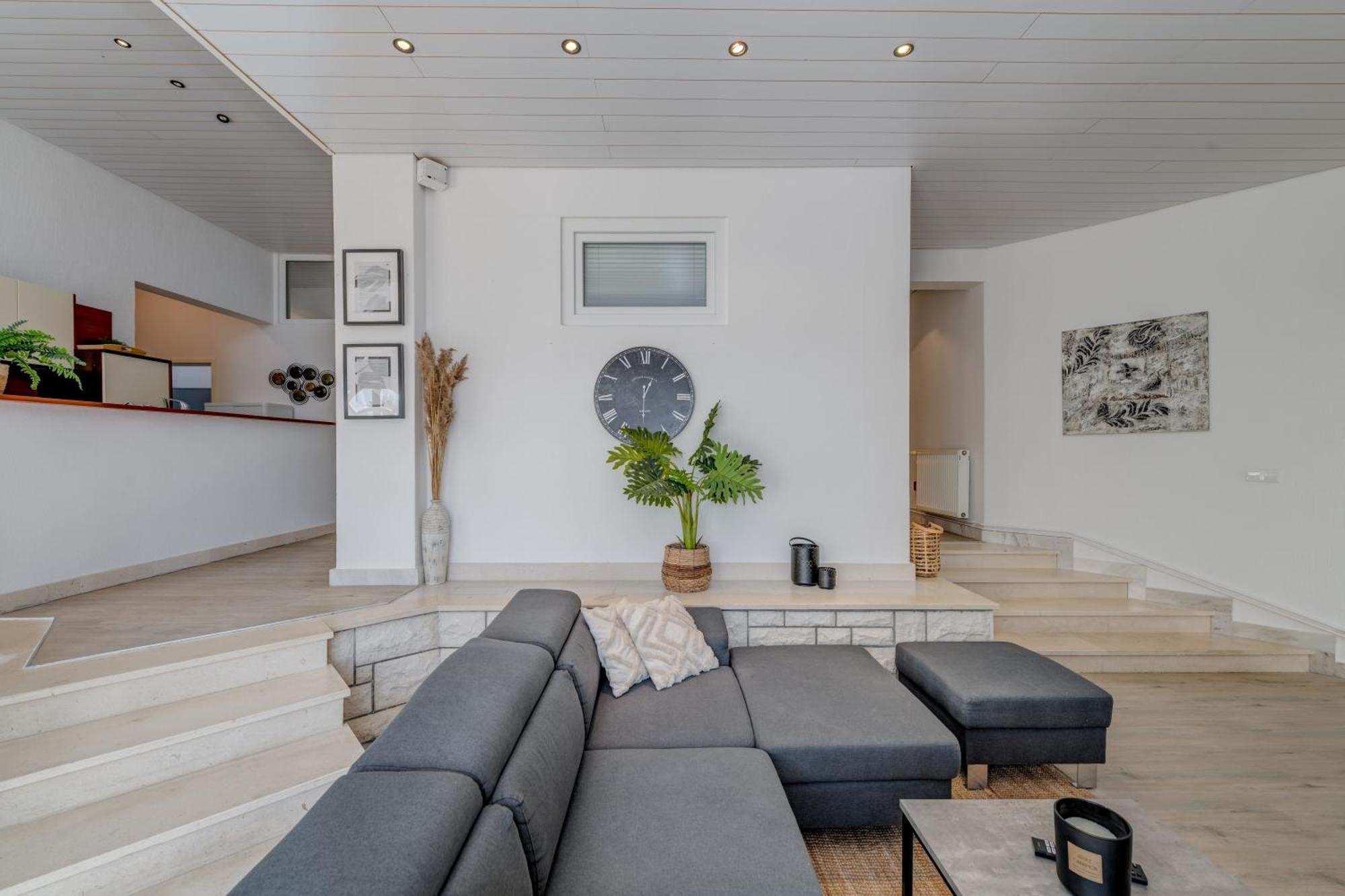 Apartments With Pool Vrdoljak Omis Phòng bức ảnh