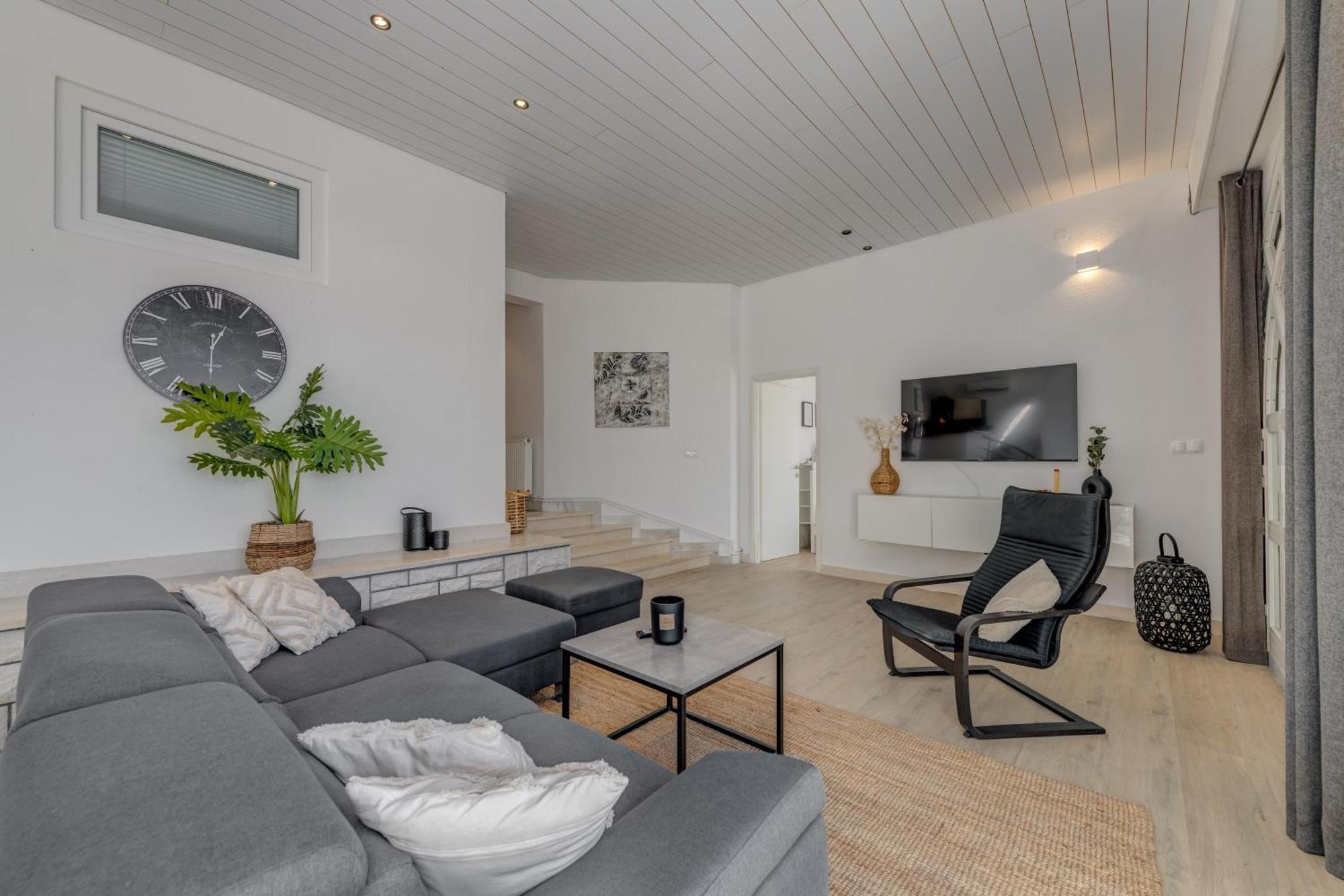 Apartments With Pool Vrdoljak Omis Phòng bức ảnh